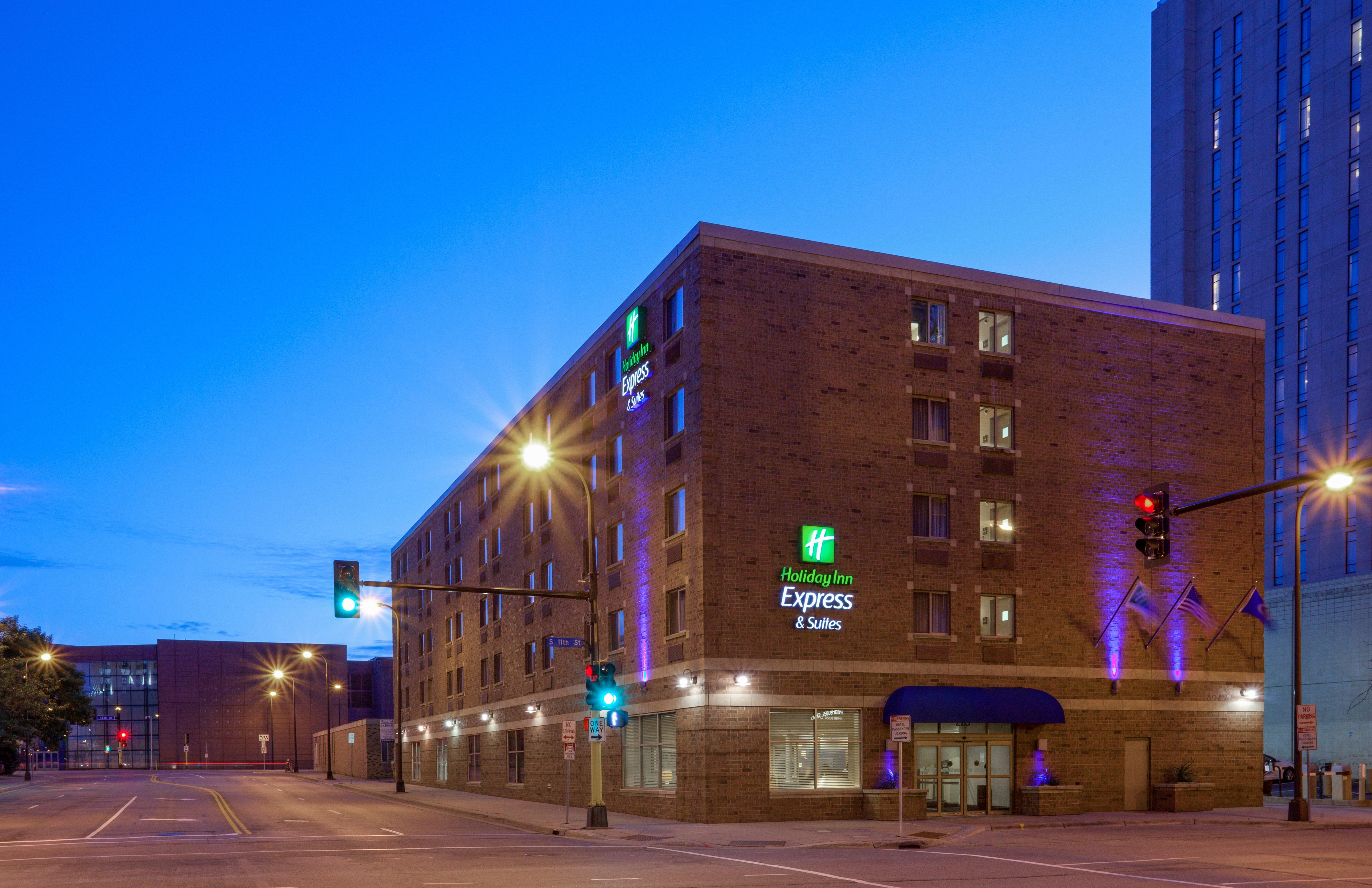 Holiday Inn Express Hotel & Suites Minneapolis-Downtown Convention Center, An Ihg Hotel Exterior photo